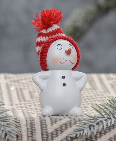 Декоративная фигурка &quot;Снеговик в шапочке&quot; Новогодняя декоративная фигурка снеговика из полистоуна. Высота - 13 см. 