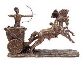 Египетская фигурка &quot;Рамзес II на колеснице&quot;           Статуэтка египетского фараона на колеснице.